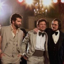 American Hustle: Amy Adams, Christian Bale, Jeremy Renner, Jennifer Lawrence e Bradley Cooper in una scena