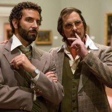 American Hustle: Bradley Cooper e Christian Bale in una scena