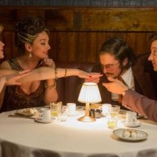 American Hustle: Jennifer Lawrence, Christian Bale e Jeremy Renner a cena