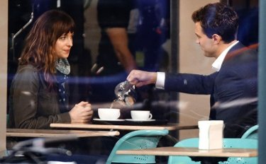 Cinquanta sfumature di grigio: Jamie Dornan e Dakota Johnson prendono il tè durante un ciak