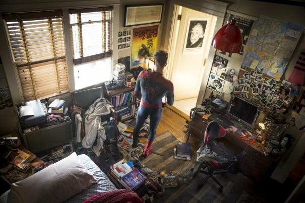 The Amazing Spider-Man 2: Andrew Garfield nella sua caotica stanza