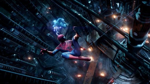 The Amazing Spider-Man 2: Andrew Garfield osserva dall'alto il laboratorio della OsCorp