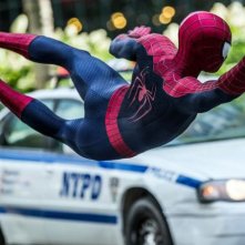 The Amazing Spider-Man 2: Andrew Garfield sospeso di fronte a un taxi