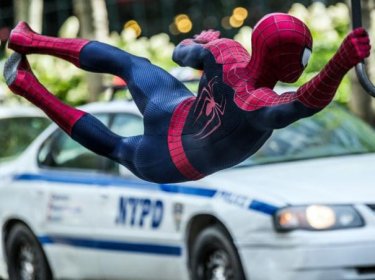 The Amazing Spider-Man 2: Andrew Garfield sospeso di fronte a un taxi