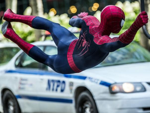 The Amazing Spider-Man 2: Andrew Garfield sospeso di fronte a un taxi