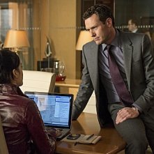 The Good Wife: Archie Panjabi e Jason O'Mara in una scena dell'episodio The Decision Tree