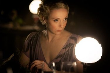 Amanda Abbingotn in un'immagine della terza stagione della seria TV Sherlock