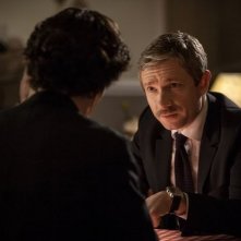 Benedict Cumberbatch con Martin Freeman in un'immagine della terza stagione della serie TV Sherlock