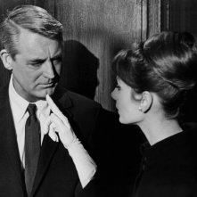 Cary Gran e Audrey Hepburn in una scena di Sciarada