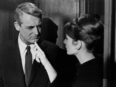 Cary Gran e Audrey Hepburn in una scena di Sciarada