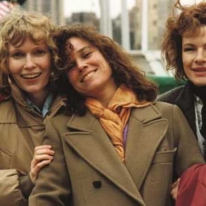 Mia Farrow, Barbara Hershey e Dianne Wiest in una scena di Hannah e le sue sorelle