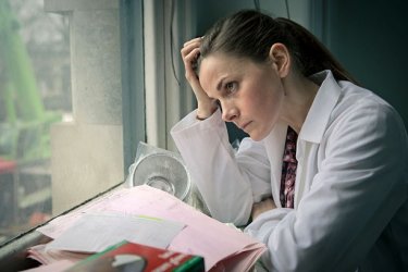 Sherlock: Louise Brealey in un'immagine della terza stagione della serie