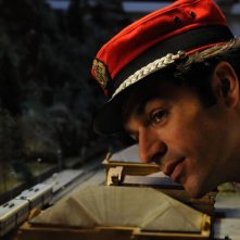 Un boss in salotto: Luca Argentero in un bel primo piano del film