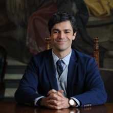 Un boss in salotto: Luca Argentero sorride in una scena del film