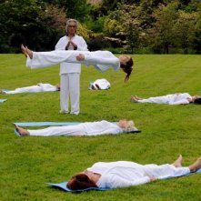 Un boss in salotto: Paola Cortellesi levita in una scena del film