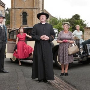 Padre Brown: Mark Williams con il cast in una foto promozionale della serie BBC