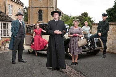 Padre Brown: Mark Williams con il cast in una foto promozionale della serie BBC