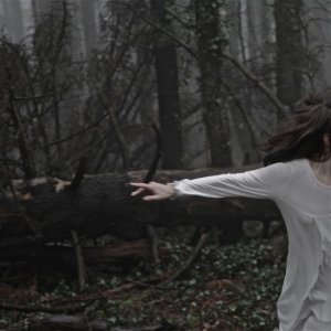 Neverlake: Daisy Keeping in una concitata scena del film