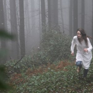 Neverlake: Daisy Keeping in una scena del film