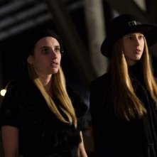American Horror Story: Emma Roberts e Taissa Farmiga in una scena dell'episodio The Sacred Taking della terza stagione