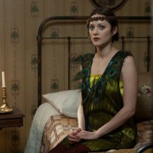 C'era una volta a New York: Marion Cotillard in una scena del film in abito da sera