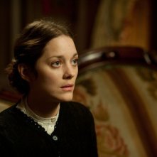 C'era una volta a New York: Marion Cotillard in una scena del film nei panni di Ewa Cybulski