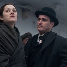 C'era una volta a New York: Marion Cotillard insieme a Joaquin Phoenix in una malinconica scena