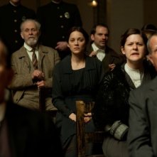 C'era una volta a New York: Marion Cotillard pensierosa in una scena del film