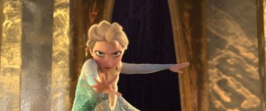 Frozen: Elsa alle prese con uno dei suoi incantesimi in una scena del film