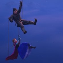 Frozen: Kristoff con Anna sospesi nel vuoto in una scena del film
