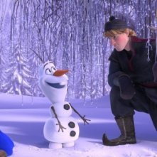Frozen: Kristoff con Olav, la renna Sven e Anna in una scena del film