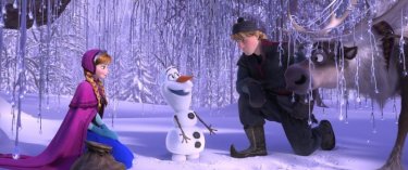 Frozen: Kristoff con Olav, la renna Sven e Anna in una scena del film