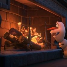Frozen: Olav il pupazzo di neve cerca di scaldarsi davanti al fuoco in una scena