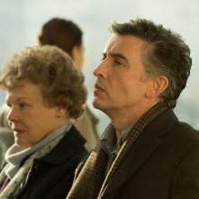 Philomena: Judi Dench e Steve Coogan riflettono sul da farsi in un'immagine del film
