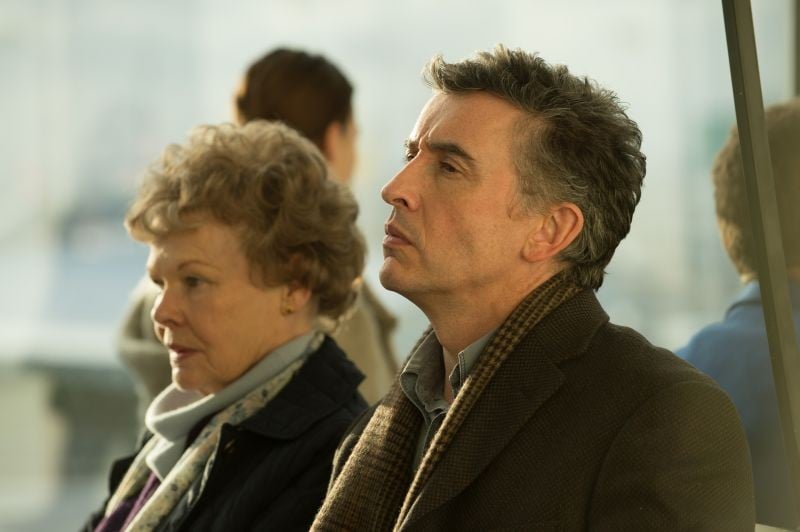 Philomena: Judi Dench e Steve Coogan riflettono sul da farsi in un'immagine del film