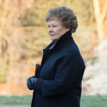 Philomena: Judi Dench si guarda intorno con fierezza in una scena