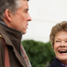 Philomena: Judi Dench sorride a Steve Coogan in un'immagine del film