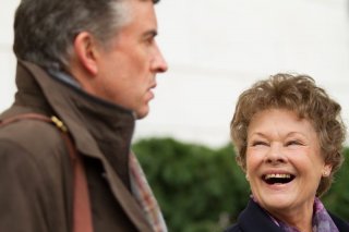 Philomena: Judi Dench sorride a Steve Coogan in un'immagine del film