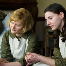 Philomena: Sophie Kennedy Clark insieme a Charlie Murphy in una scena di flashback del film