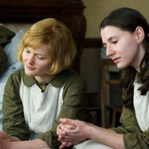 Philomena: Sophie Kennedy Clark insieme a Charlie Murphy in una scena di flashback del film