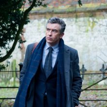 Philomena: Steve Coogan pensieroso nei panni del giornalista Martin Sixsmith