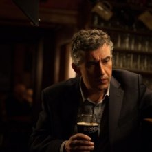 Philomena: Steve Coogan riflette bevendo una Guinness in una scena del film