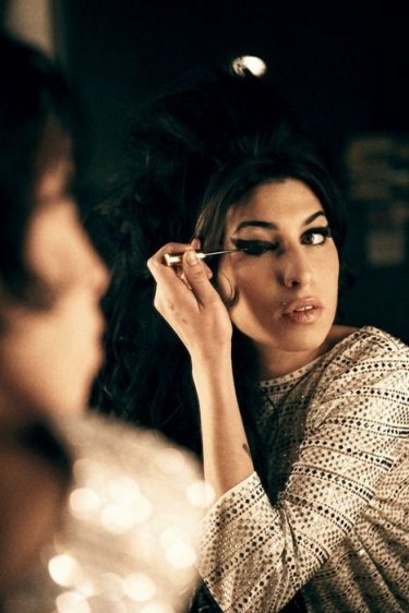 Um lindo retrato de Amy Winehouse maquiada