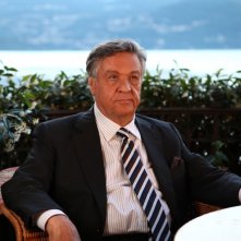 Renato Pozzetto in una scena della fiction Casa e bottega