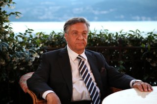 Renato Pozzetto in una scena della fiction Casa e bottega