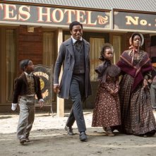 12 anni schiavo: Chiwetel Ejiofor in una scena del film con Quvenzhané Wallis e Kelsey Scott