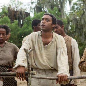 12 anni schiavo: Chiwetel Ejiofor insieme ad altri schiavi in un momento del film