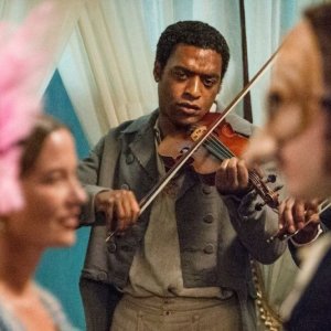 12 anni schiavo: Chiwetel Ejiofor suona il violino in una scena del film