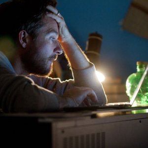 Disconnect: Jason Bateman intento a navigare su Internet in una scena del thriller