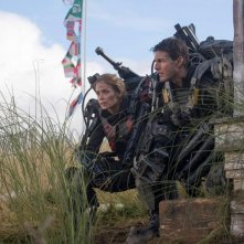 Edge of Tomorrow - Senza domani: Tom Cruise ed Emily Blunt in una scena action del film